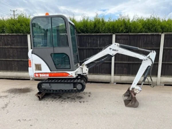 Bobcat 320 Minibagger mit 3 Löffeln – 2000 Gebraucht